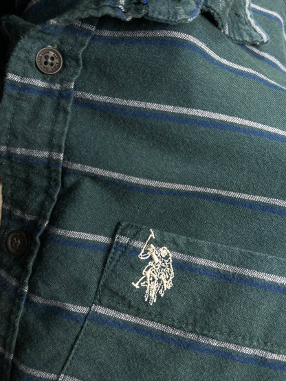 GRÜN GESTREIFTES USPA US POLO ASSN TAILORED FIT HEMD (GROSS)