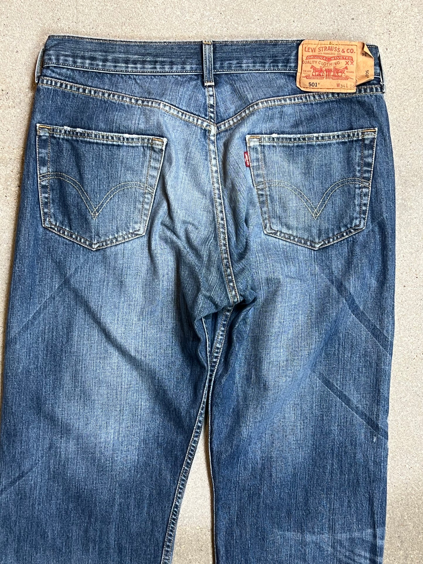 Levi's 501 Jeans Mittelalter, ausgewaschener, reparierter Vintage-Denim (W34" L36)