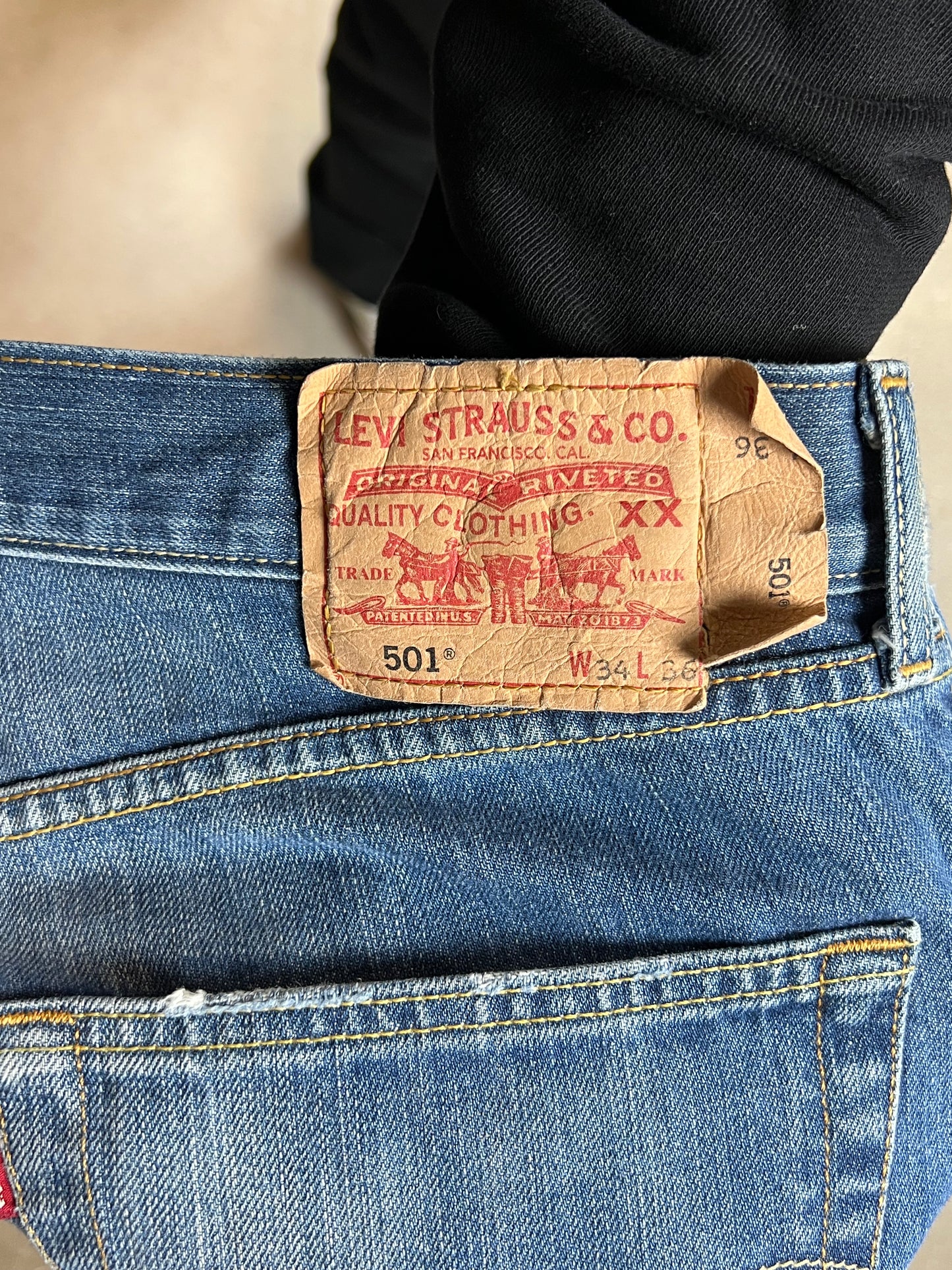 Levi's 501 Jeans Mittelalter, ausgewaschener, reparierter Vintage-Denim (W34" L36)