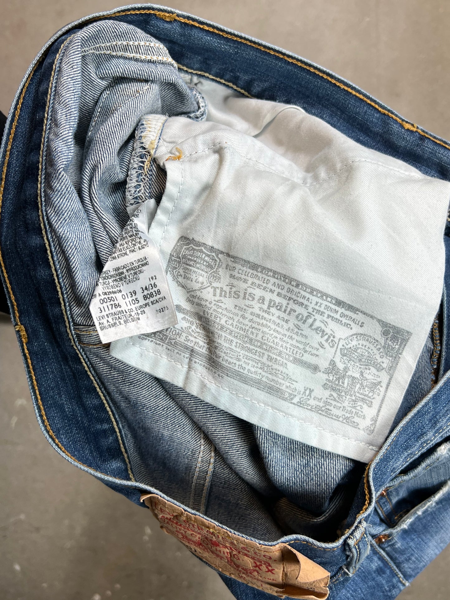 Levi's 501 Jeans Mittelalter, ausgewaschener, reparierter Vintage-Denim (W34" L36)