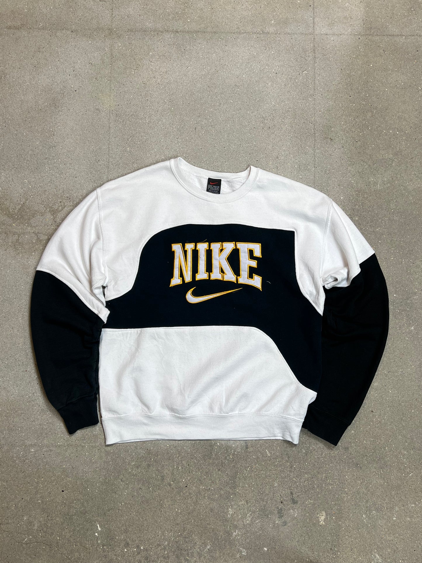 SCHWARZWEISSES VINTAGE NIKE SPELLOUT REWORK SWEATSHIRT (MITTEL)