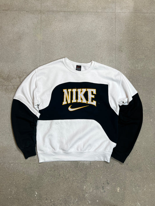 SCHWARZWEISSES VINTAGE NIKE SPELLOUT REWORK SWEATSHIRT (MITTEL)