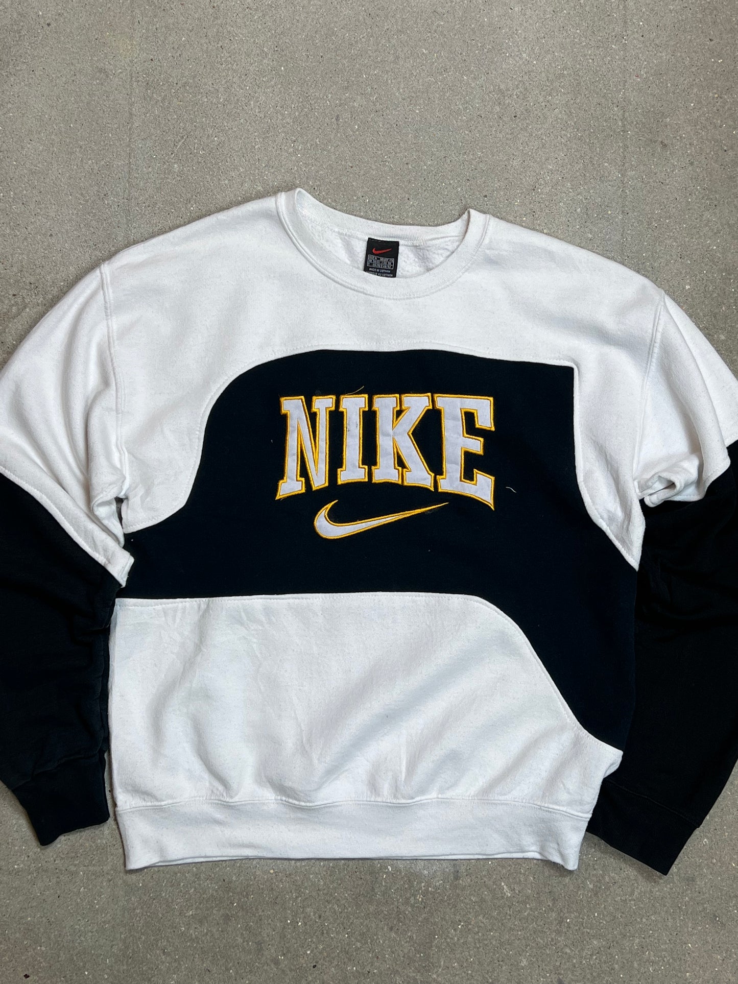 SCHWARZWEISSES VINTAGE NIKE SPELLOUT REWORK SWEATSHIRT (MITTEL)