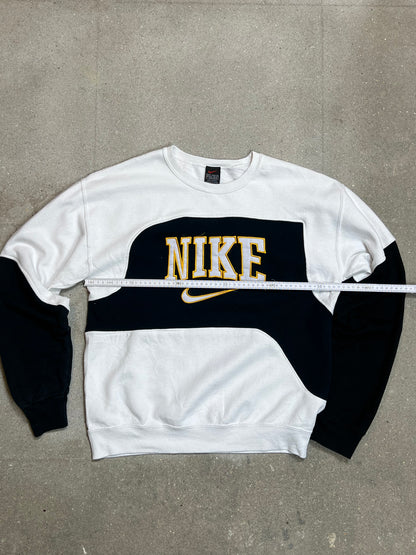 SCHWARZWEISSES VINTAGE NIKE SPELLOUT REWORK SWEATSHIRT (MITTEL)