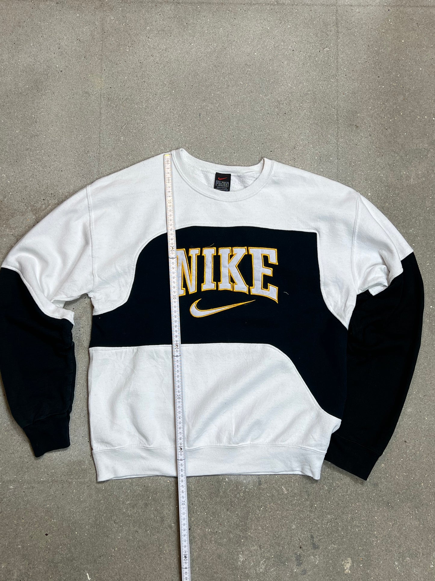SCHWARZWEISSES VINTAGE NIKE SPELLOUT REWORK SWEATSHIRT (MITTEL)