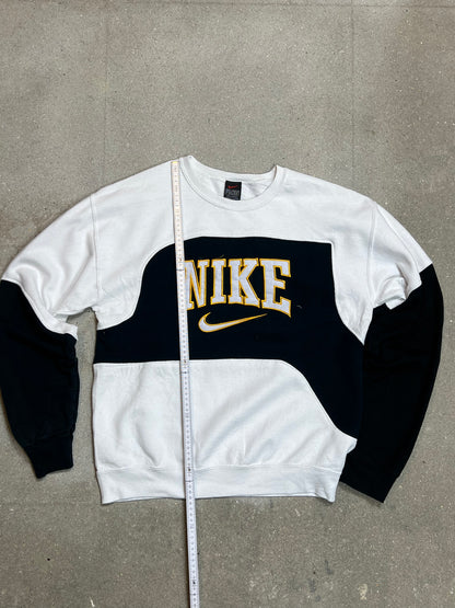 SCHWARZWEISSES VINTAGE NIKE SPELLOUT REWORK SWEATSHIRT (MITTEL)