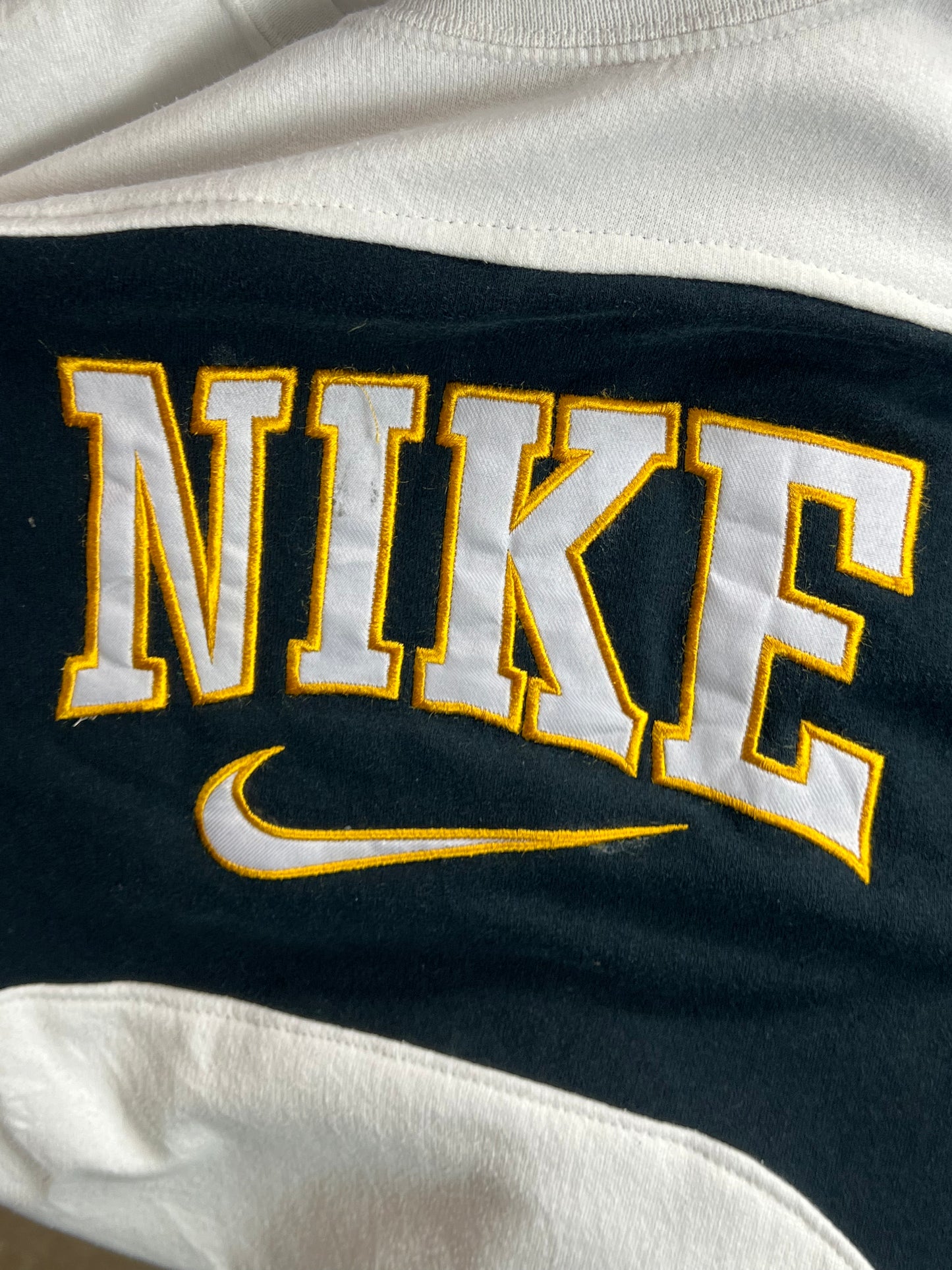 SCHWARZWEISSES VINTAGE NIKE SPELLOUT REWORK SWEATSHIRT (MITTEL)