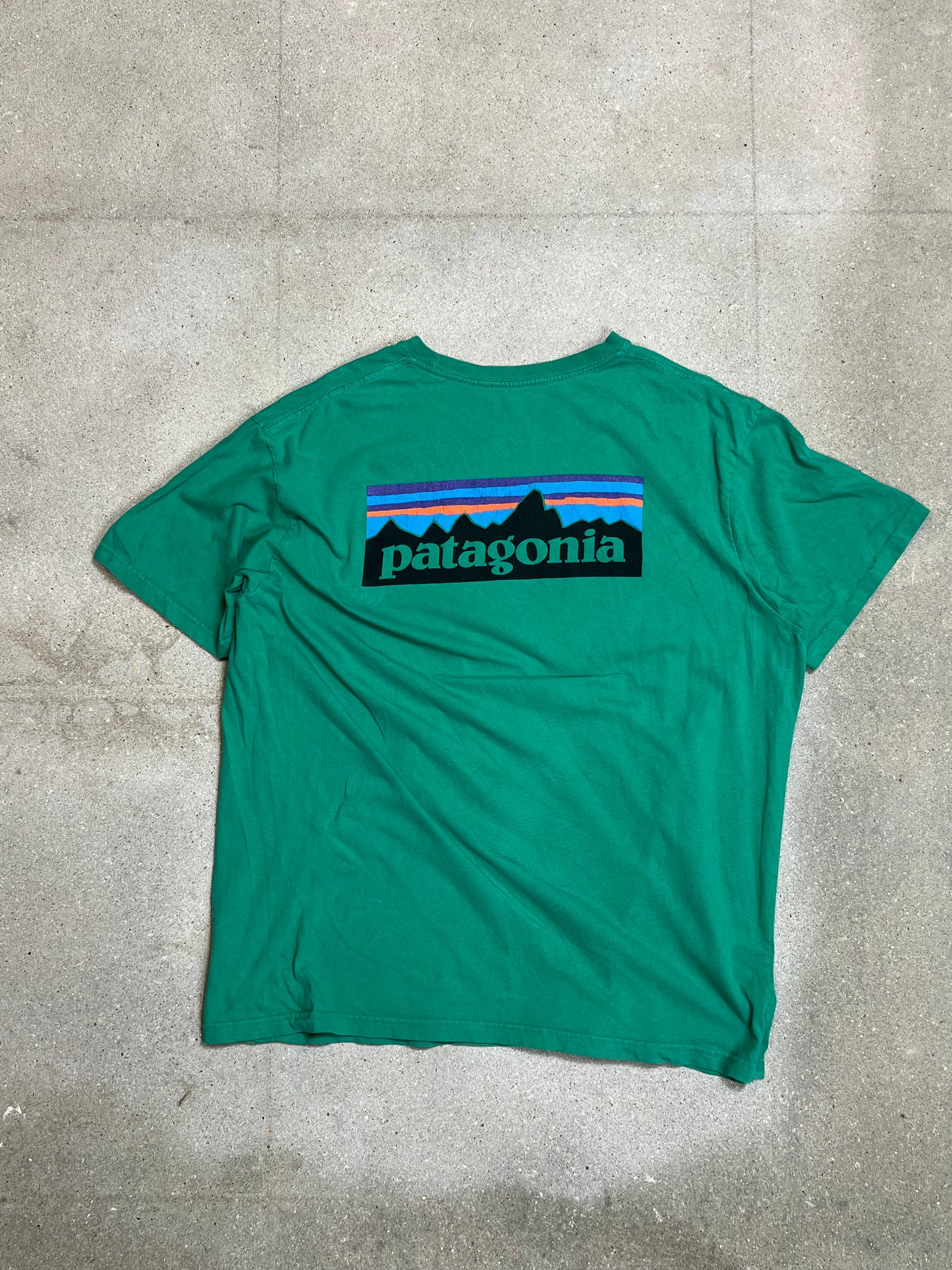 GRÜNES VINTAGE PATAGONIA BACKPRINT BLOCK LOGO RESPONSIBILI-TEE (XL)