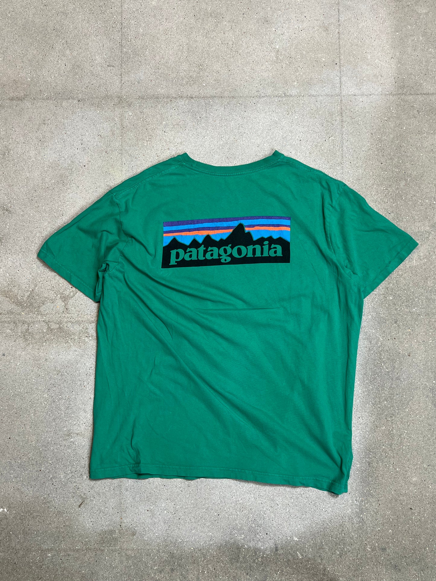 GRÜNES VINTAGE PATAGONIA BACKPRINT BLOCK LOGO RESPONSIBILI-TEE (XL)