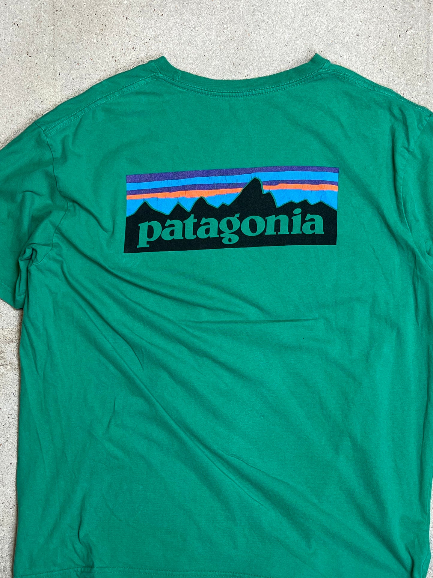 GRÜNES VINTAGE PATAGONIA BACKPRINT BLOCK LOGO RESPONSIBILI-TEE (XL)