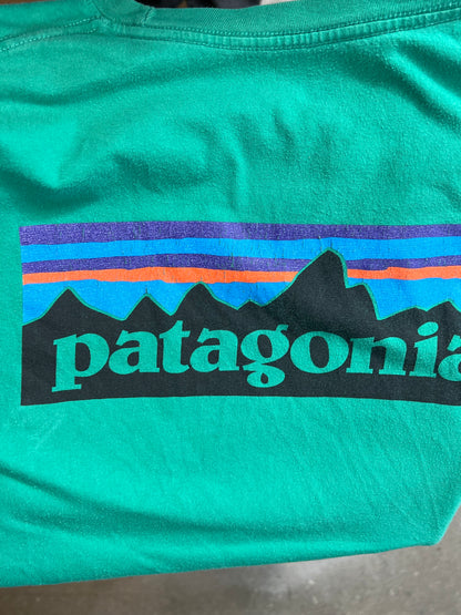 GRÜNES VINTAGE PATAGONIA BACKPRINT BLOCK LOGO RESPONSIBILI-TEE (XL)