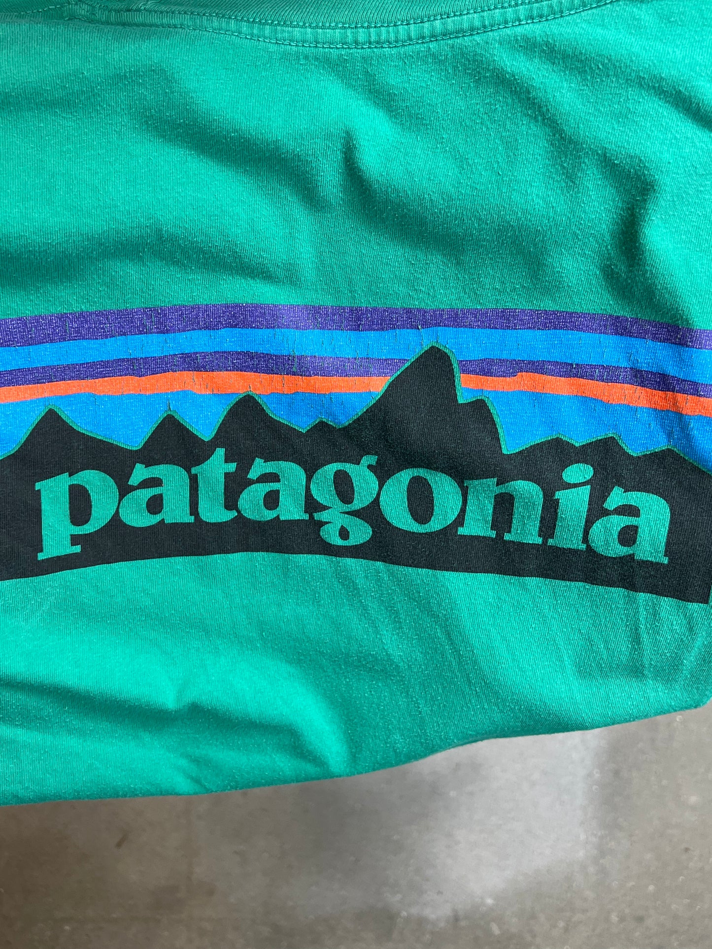 GRÜNES VINTAGE PATAGONIA BACKPRINT BLOCK LOGO RESPONSIBILI-TEE (XL)