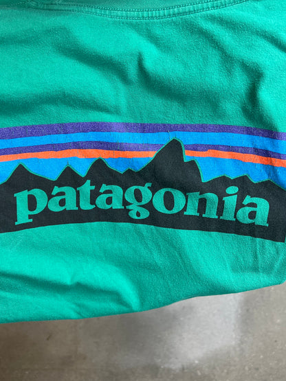 GRÜNES VINTAGE PATAGONIA BACKPRINT BLOCK LOGO RESPONSIBILI-TEE (XL)