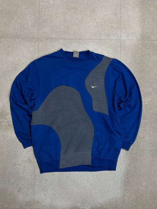 GRAUBLAUES VINTAGE NIKE MINI SWOOSH REWORK SWEATSHIRT (GROSS)
