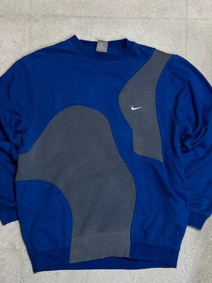 GRAUBLAUES VINTAGE NIKE MINI SWOOSH REWORK SWEATSHIRT (GROSS)