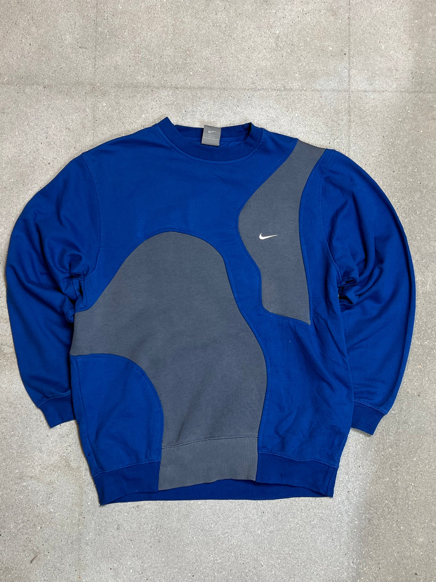 GRAUBLAUES VINTAGE NIKE MINI SWOOSH REWORK SWEATSHIRT (GROSS)