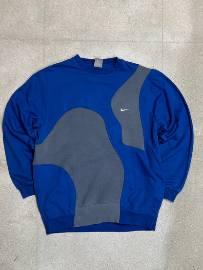 GRAUBLAUES VINTAGE NIKE MINI SWOOSH REWORK SWEATSHIRT (GROSS)