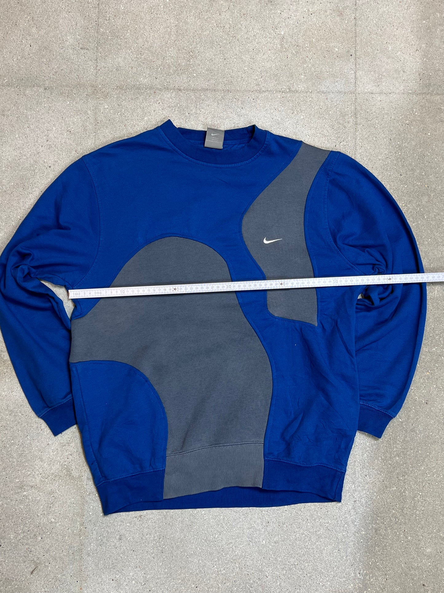GRAUBLAUES VINTAGE NIKE MINI SWOOSH REWORK SWEATSHIRT (GROSS)