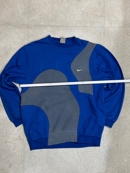 GRAUBLAUES VINTAGE NIKE MINI SWOOSH REWORK SWEATSHIRT (GROSS)