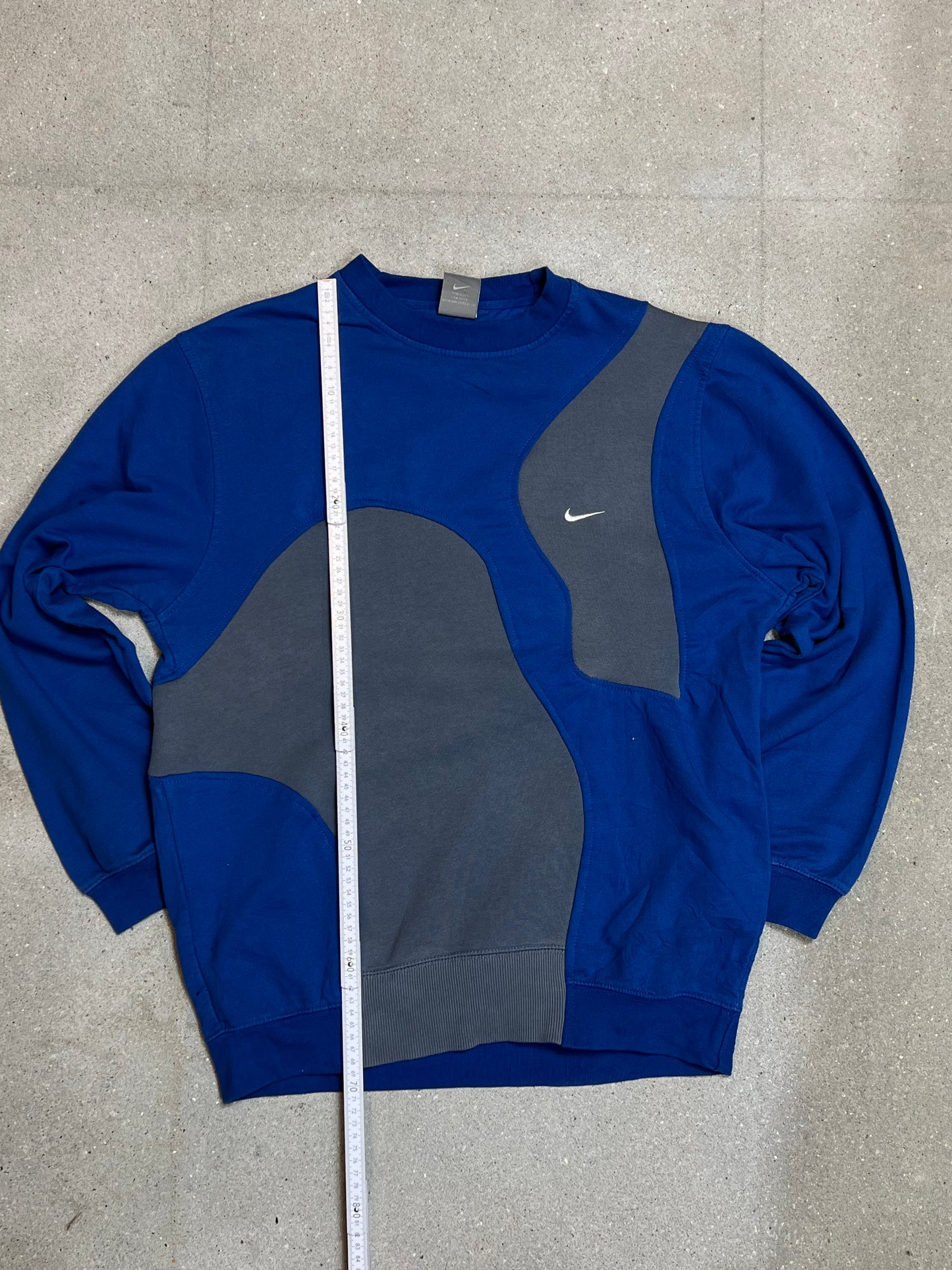 GRAUBLAUES VINTAGE NIKE MINI SWOOSH REWORK SWEATSHIRT (GROSS)