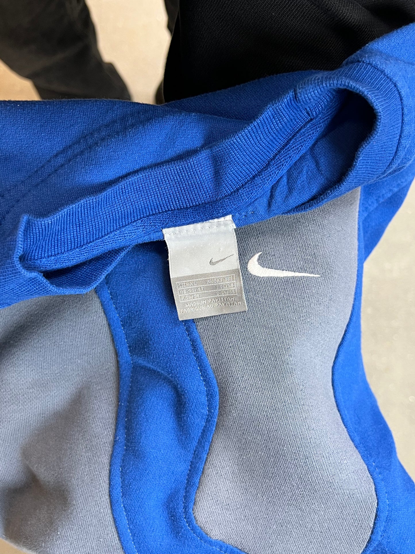 GRAUBLAUES VINTAGE NIKE MINI SWOOSH REWORK SWEATSHIRT (GROSS)