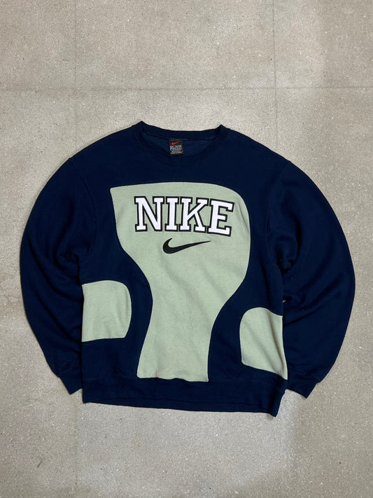 BLAUES MINT VINTAGE NIKE SPELLOUT REWORK SWEATSHIRT (MITTEL)