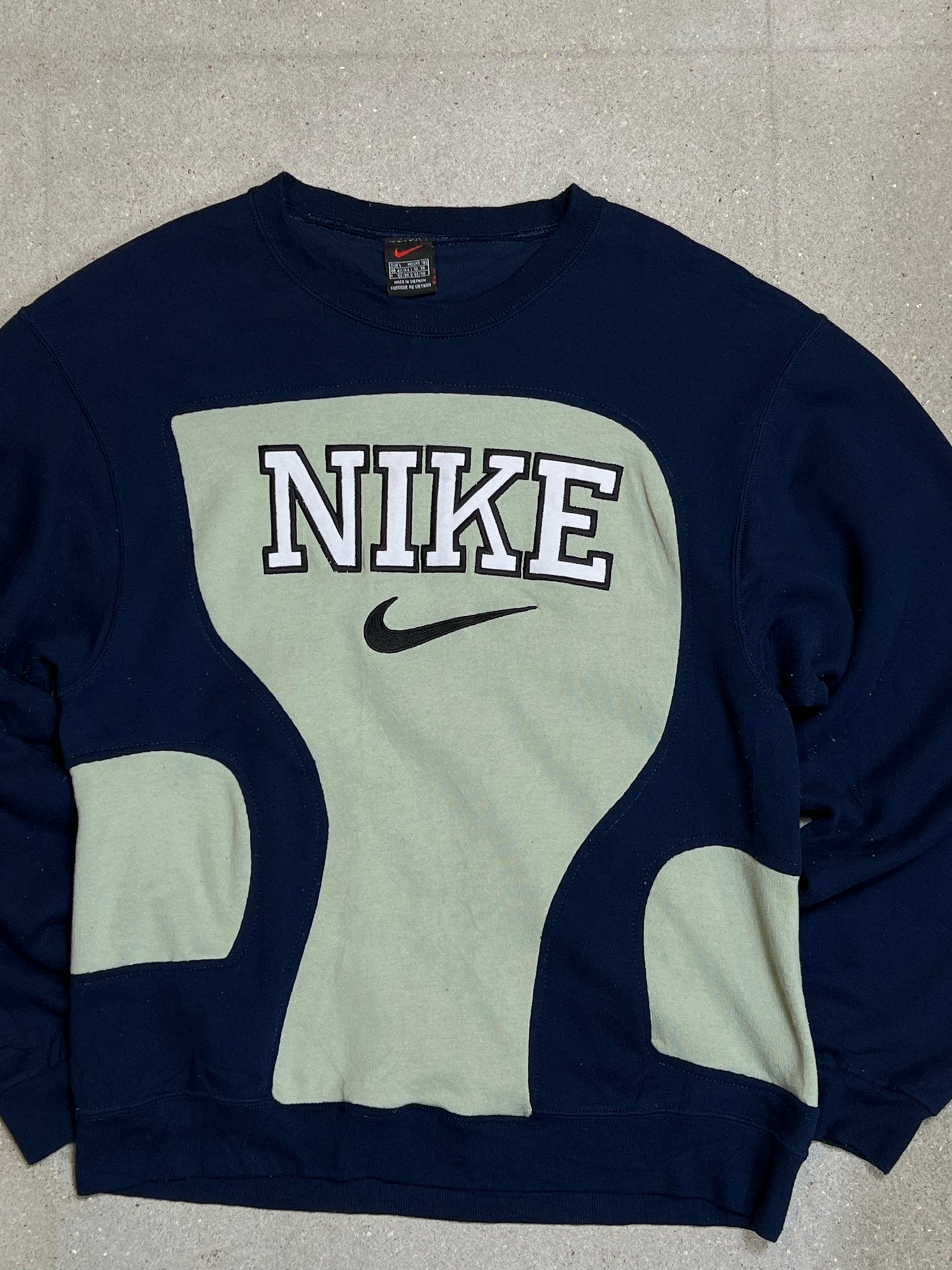 BLAUES MINT VINTAGE NIKE SPELLOUT REWORK SWEATSHIRT (MITTEL)