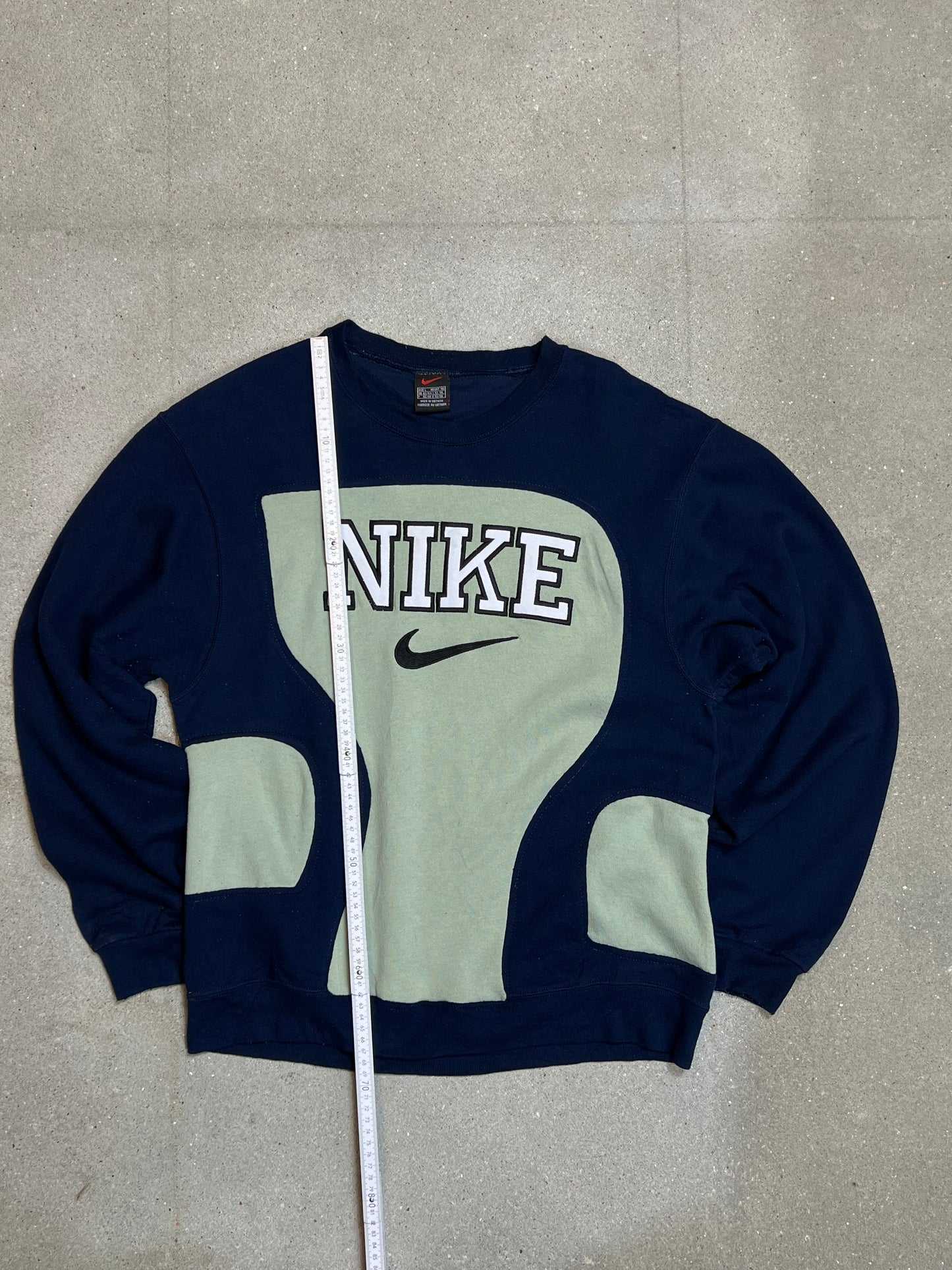 BLAUES MINT VINTAGE NIKE SPELLOUT REWORK SWEATSHIRT (MITTEL)