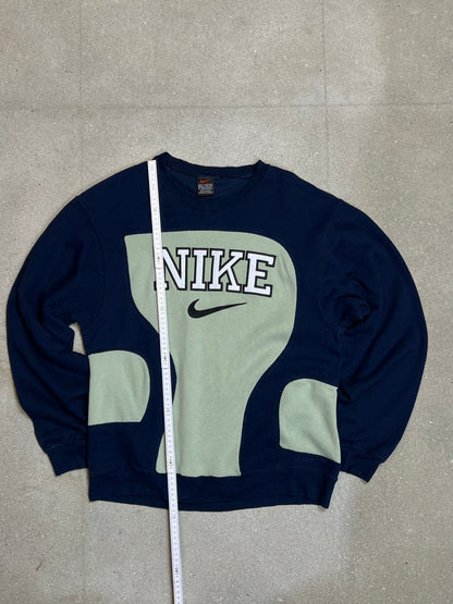 BLAUES MINT VINTAGE NIKE SPELLOUT REWORK SWEATSHIRT (MITTEL)
