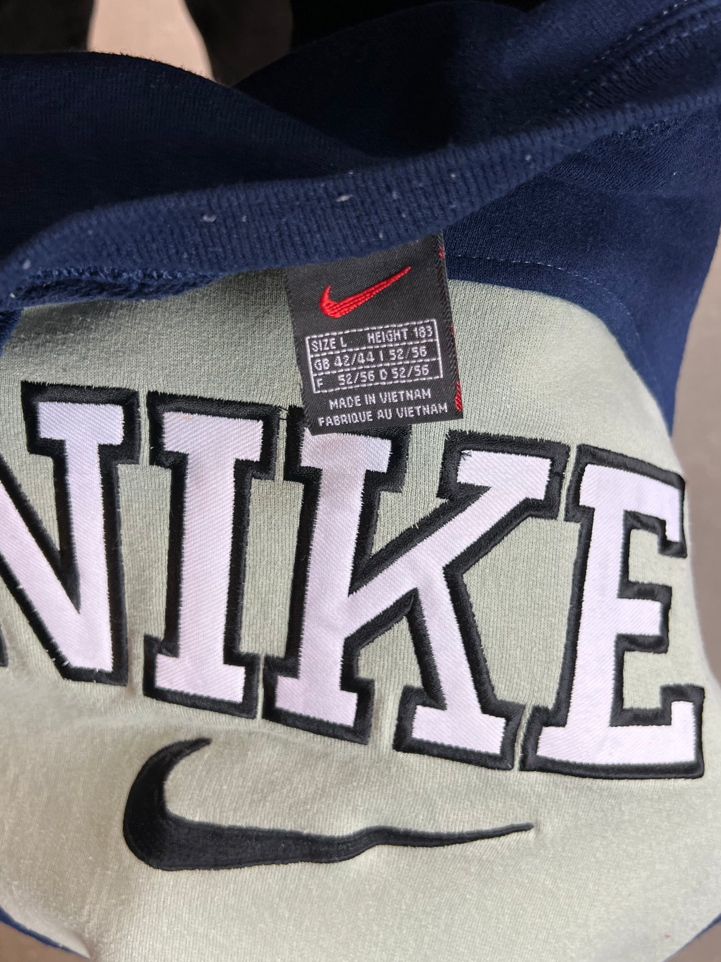 BLAUES MINT VINTAGE NIKE SPELLOUT REWORK SWEATSHIRT (MITTEL)