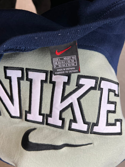 BLAUES MINT VINTAGE NIKE SPELLOUT REWORK SWEATSHIRT (MITTEL)
