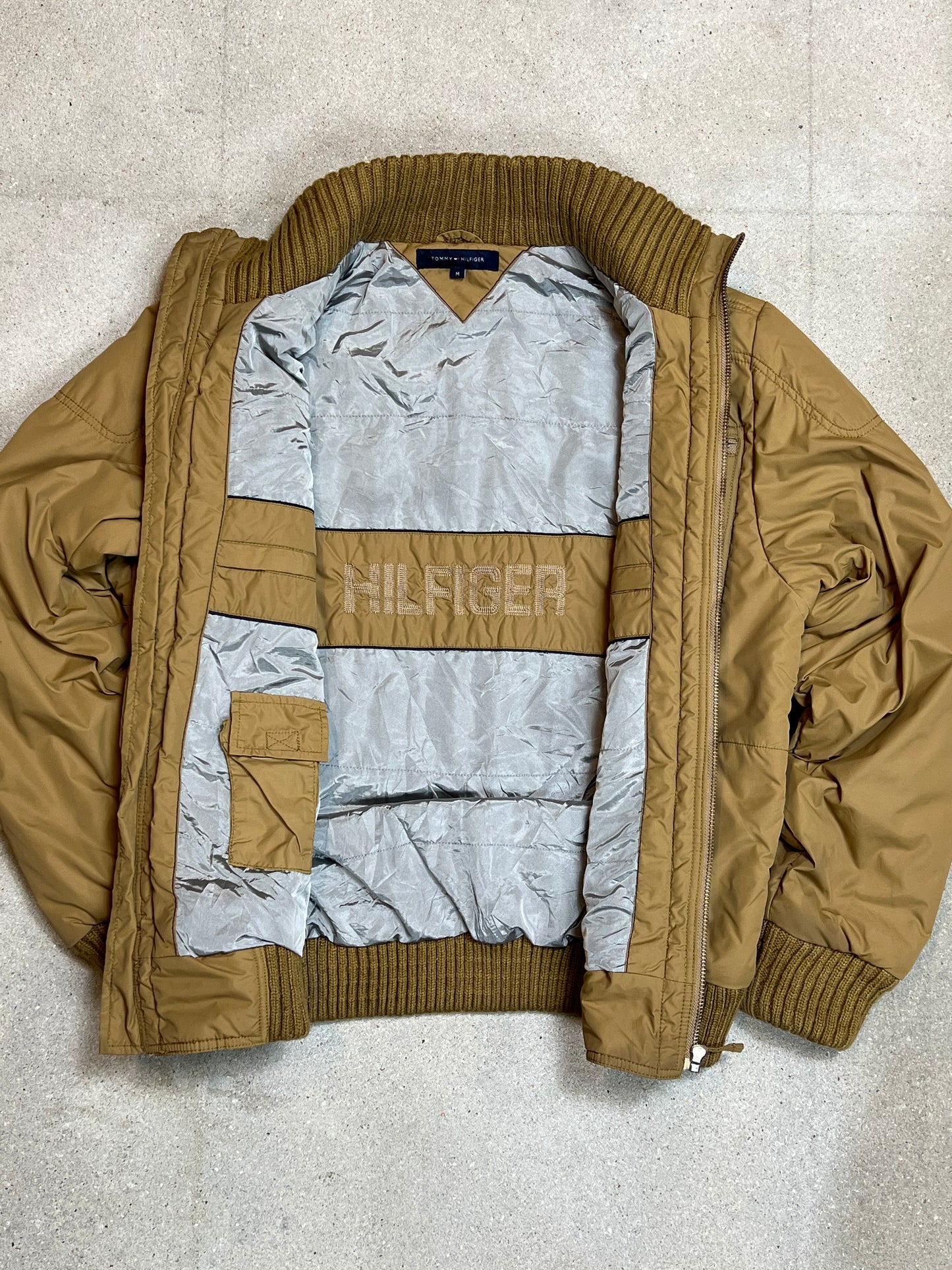 BEIGE SAND VINTAGE TOMMY HILFIGER WATTIERTE BOMBERJACKE (MITTEL)