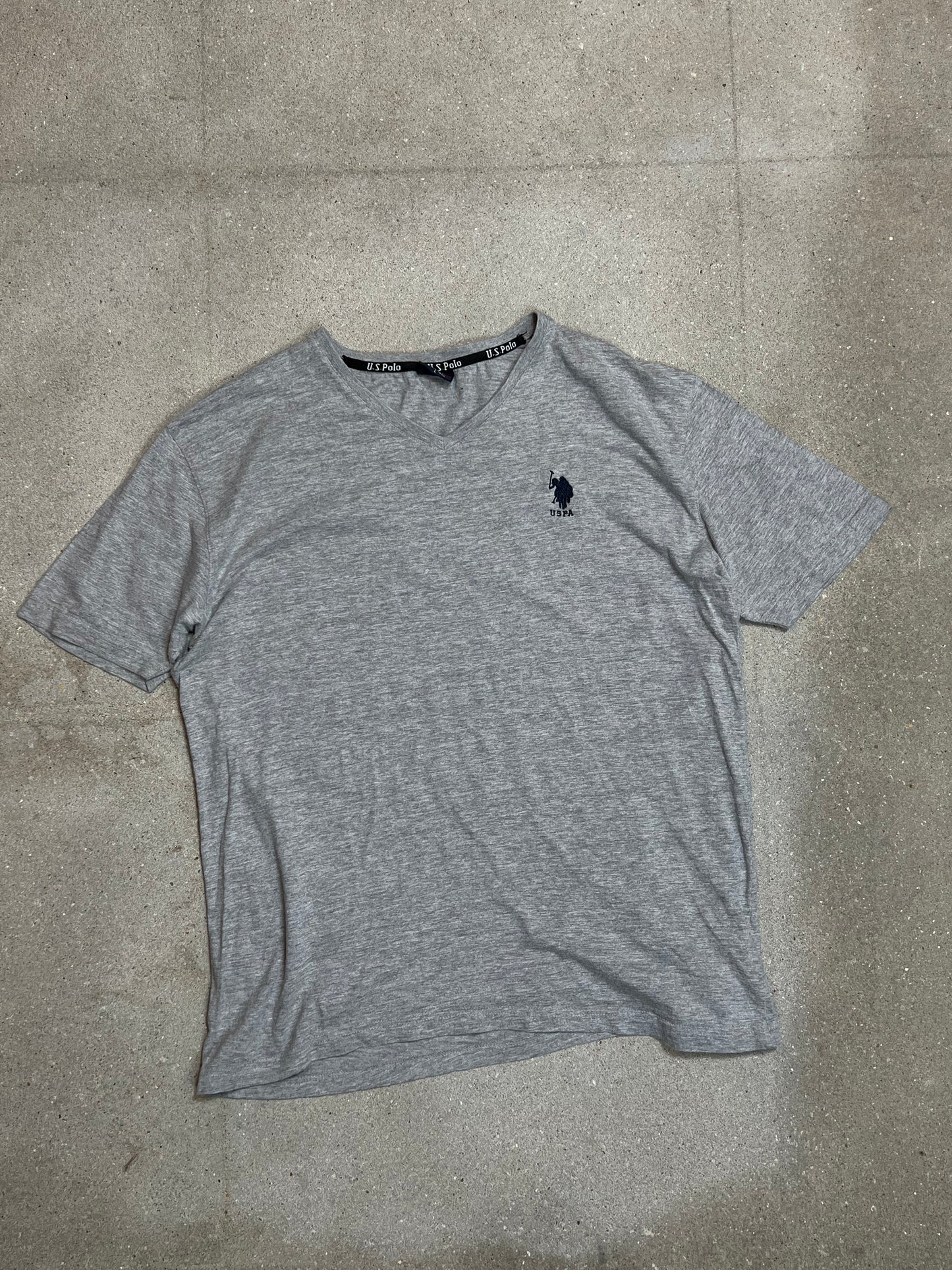 GRAUES USPA US POLO ASSN GRAUES T-SHIRT MIT V-AUSSCHNITT (GROSS)