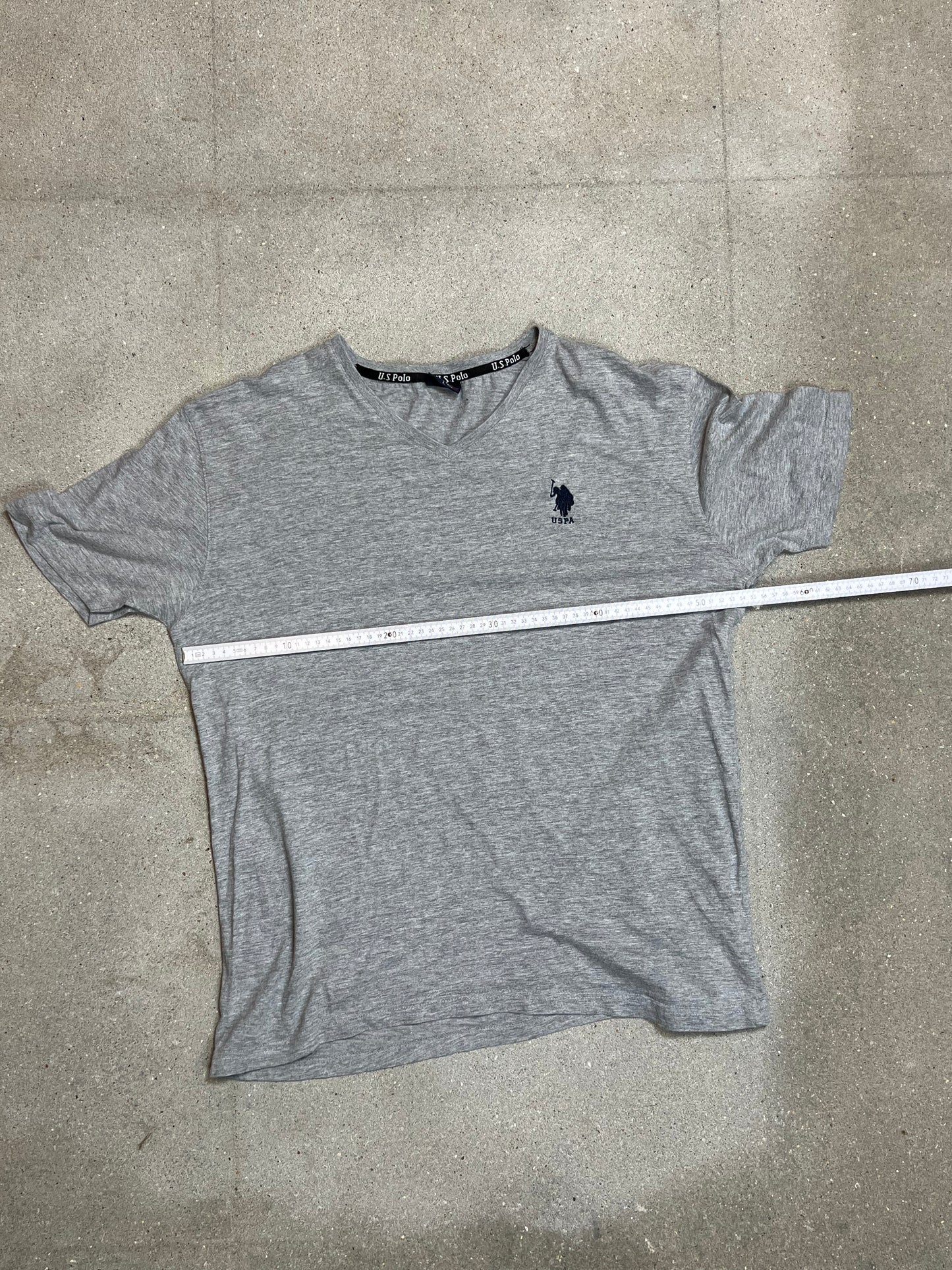 GRAUES USPA US POLO ASSN GRAUES T-SHIRT MIT V-AUSSCHNITT (GROSS)