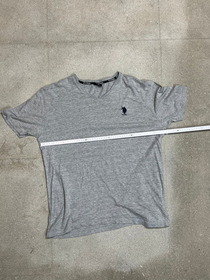 GRAUES USPA US POLO ASSN GRAUES T-SHIRT MIT V-AUSSCHNITT (GROSS)