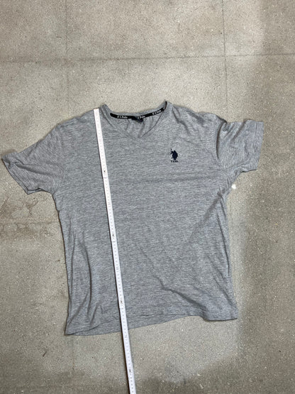 GRAUES USPA US POLO ASSN GRAUES T-SHIRT MIT V-AUSSCHNITT (GROSS)