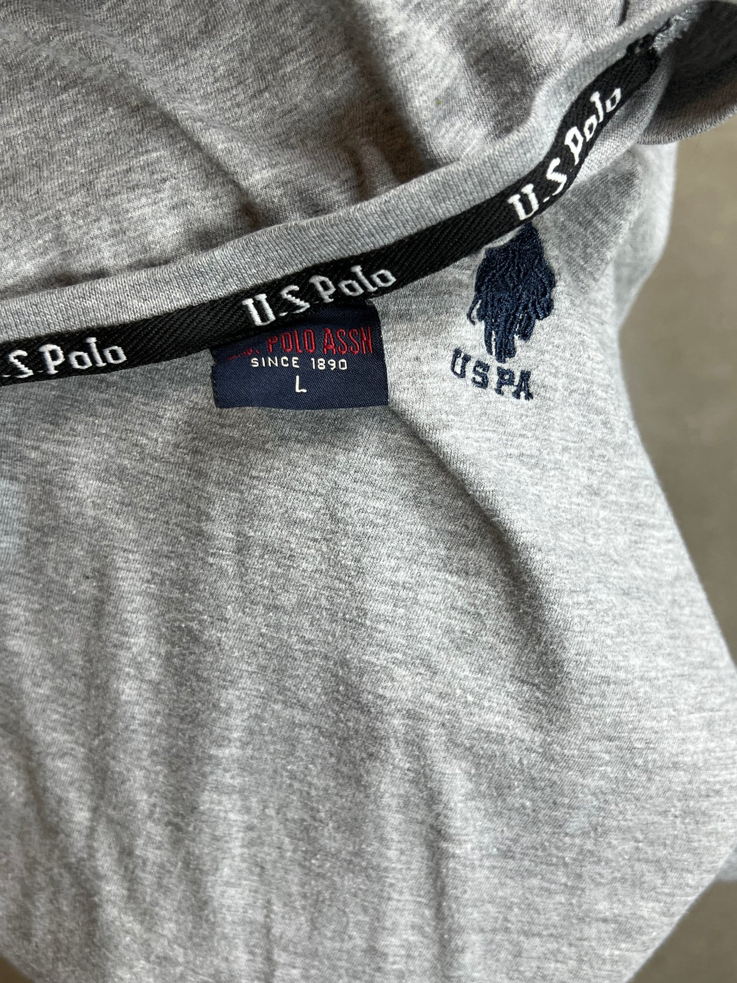 GRAUES USPA US POLO ASSN GRAUES T-SHIRT MIT V-AUSSCHNITT (GROSS)