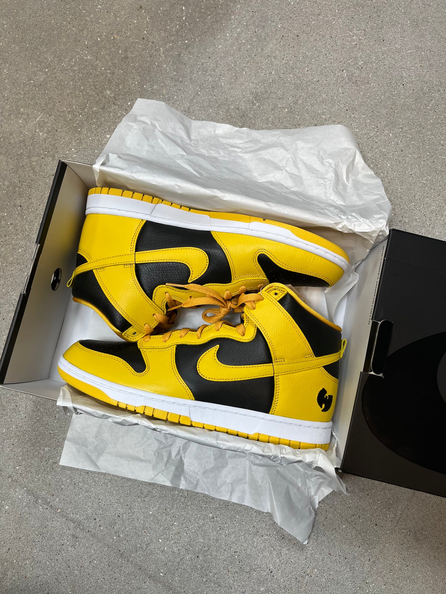 NIKE DUNK HI RETRO PRM x WU-TANG CLAN SCHWARZ/POLLEN-WEISS (EU 45 + EU 43)