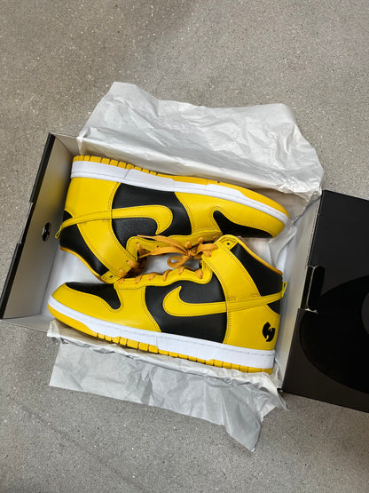 NIKE DUNK HI RETRO PRM x WU-TANG CLAN SCHWARZ/POLLEN-WEISS (EU 45 + EU 43)