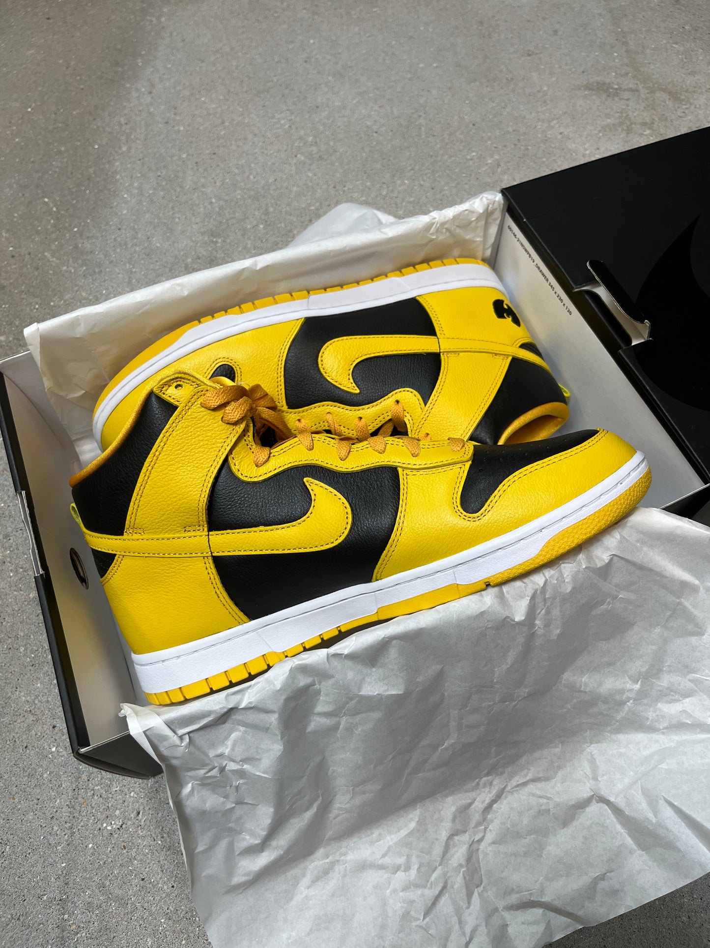 NIKE DUNK HI RETRO PRM x WU-TANG CLAN SCHWARZ/POLLEN-WEISS (EU 45 + EU 43)