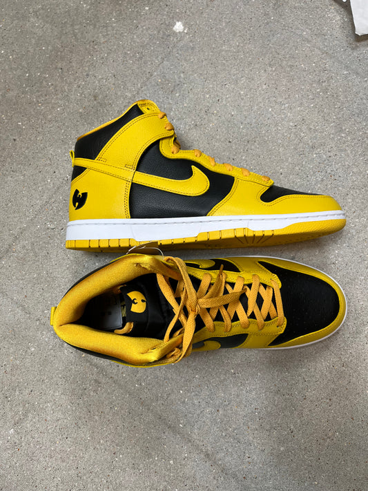 NIKE DUNK HI RETRO PRM x WU-TANG CLAN SCHWARZ/POLLEN-WEISS (EU 45 + EU 43)