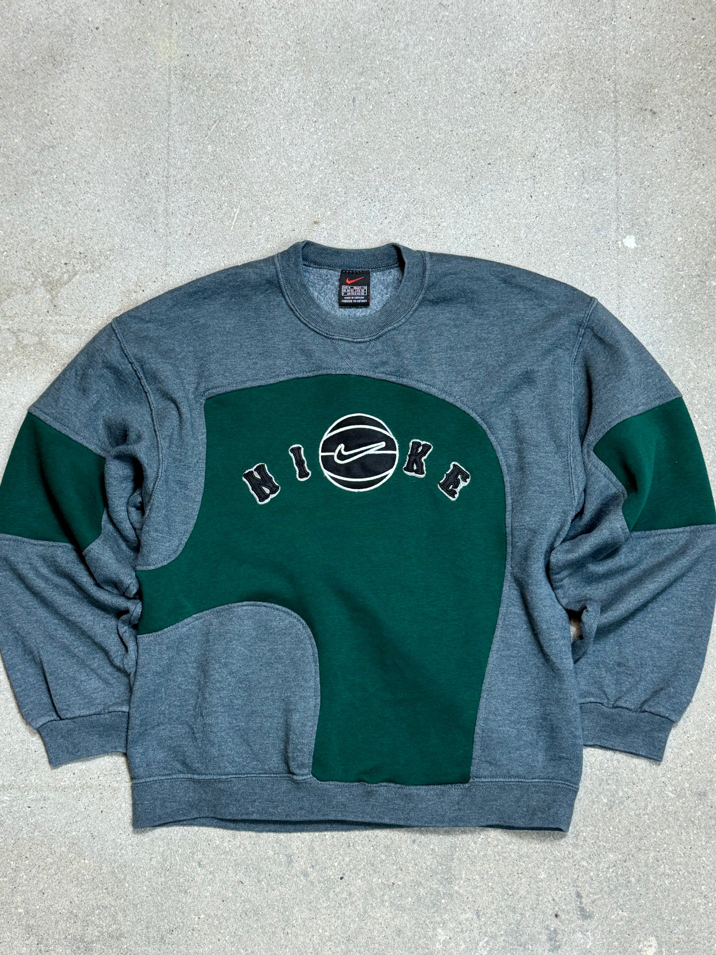 NIKE BASKETBALL REWORK SWEATSHIRT (KLEIN)