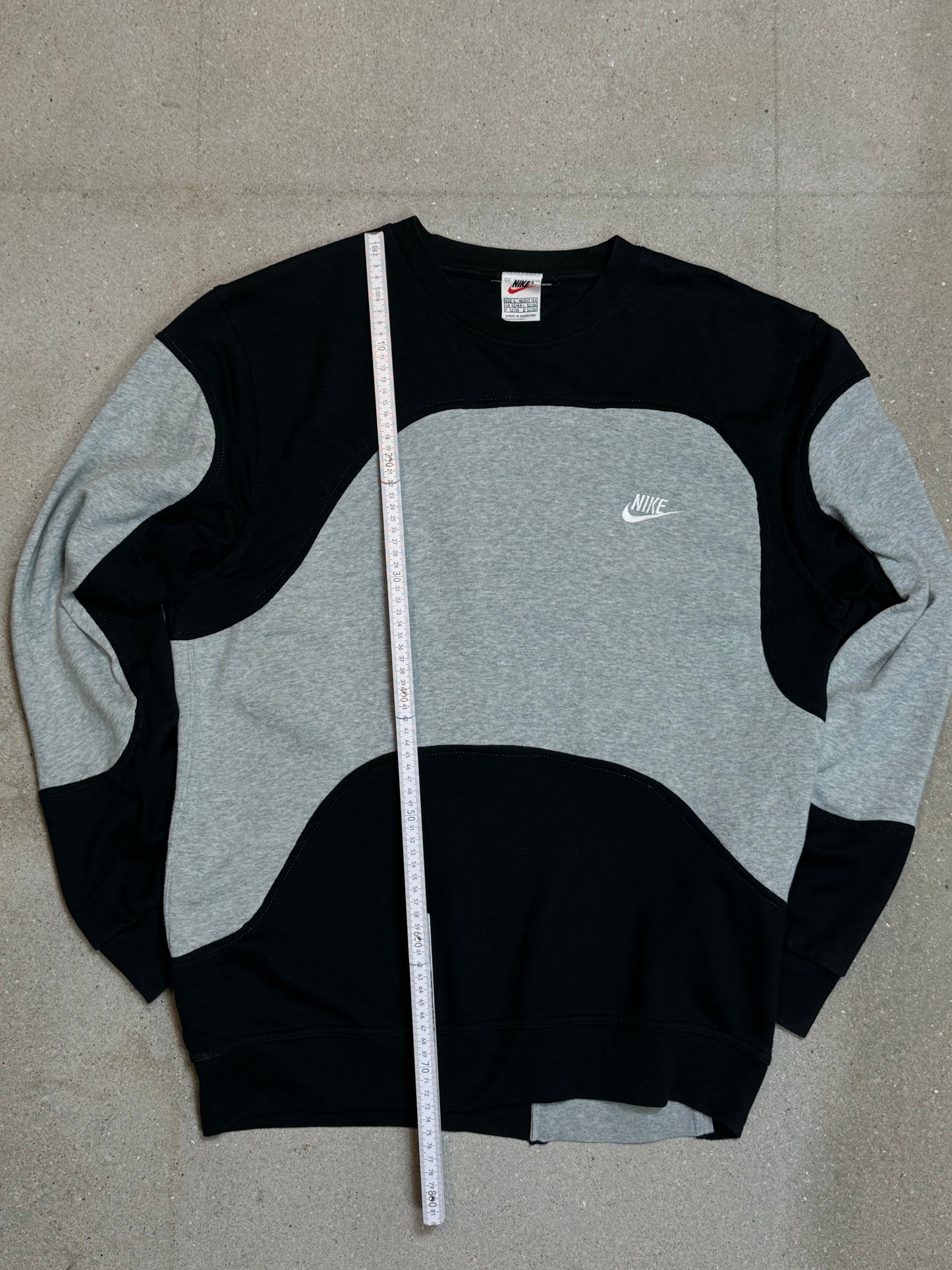 GREY BLACK VINTAGE NIKE RENEWED UPCYCLED  SWEATSHIRT (MEDIUM)