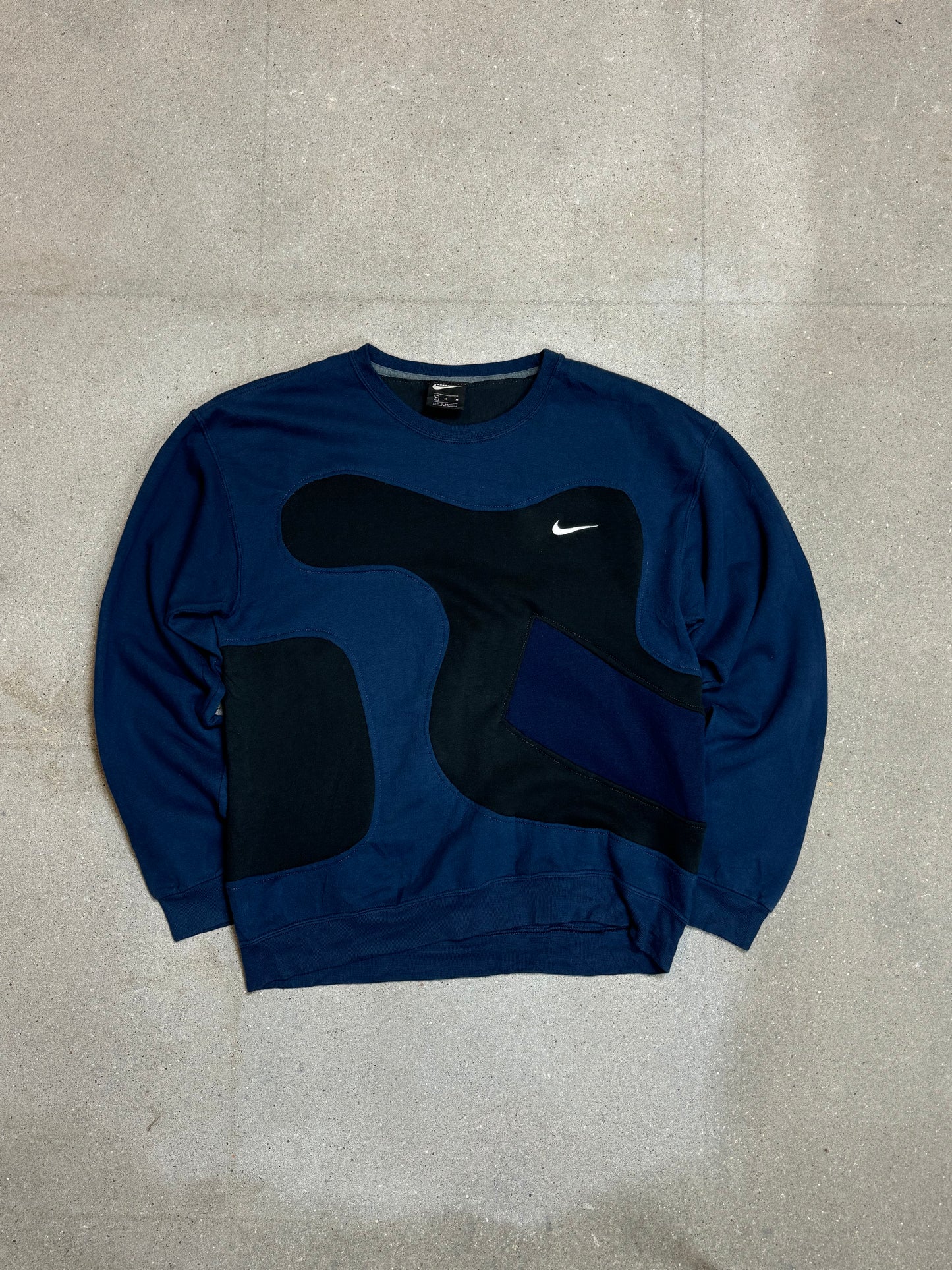 SCHWARZBLAUES VINTAGE NIKE REWORK SWEATSHIRT (MITTEL)