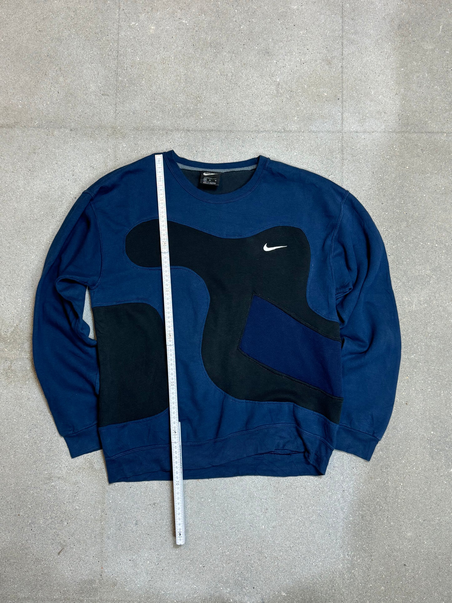 SCHWARZBLAUES VINTAGE NIKE REWORK SWEATSHIRT (MITTEL)