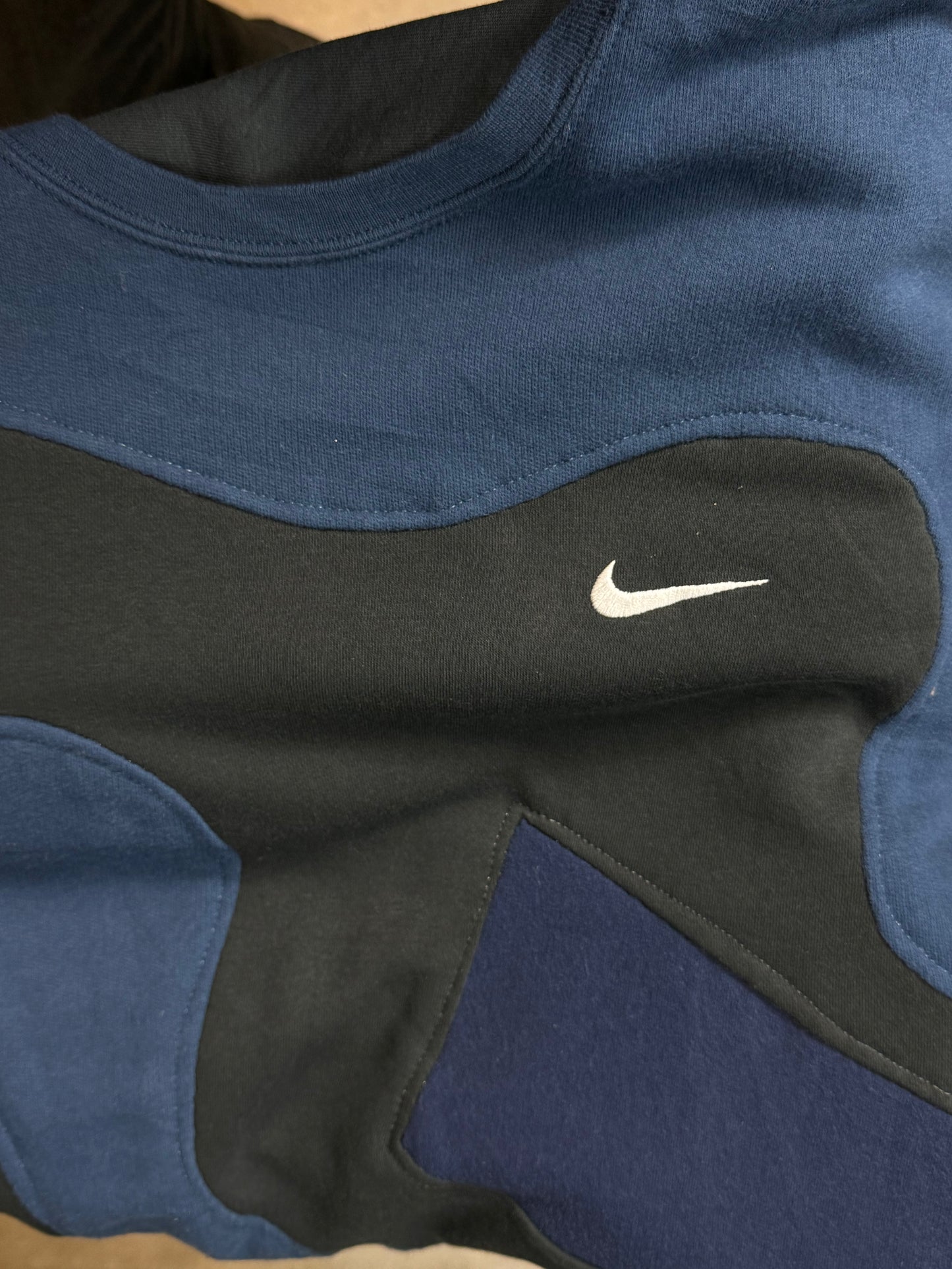 SCHWARZBLAUES VINTAGE NIKE REWORK SWEATSHIRT (MITTEL)